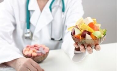 Nutritionniste avec salade de fruits