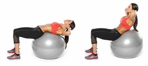 torsion sur un fitball pour perdre du poids sur l'abdomen et les côtés