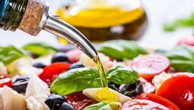 Salade de légumes à l'huile végétale Plat diététique méditerranéen